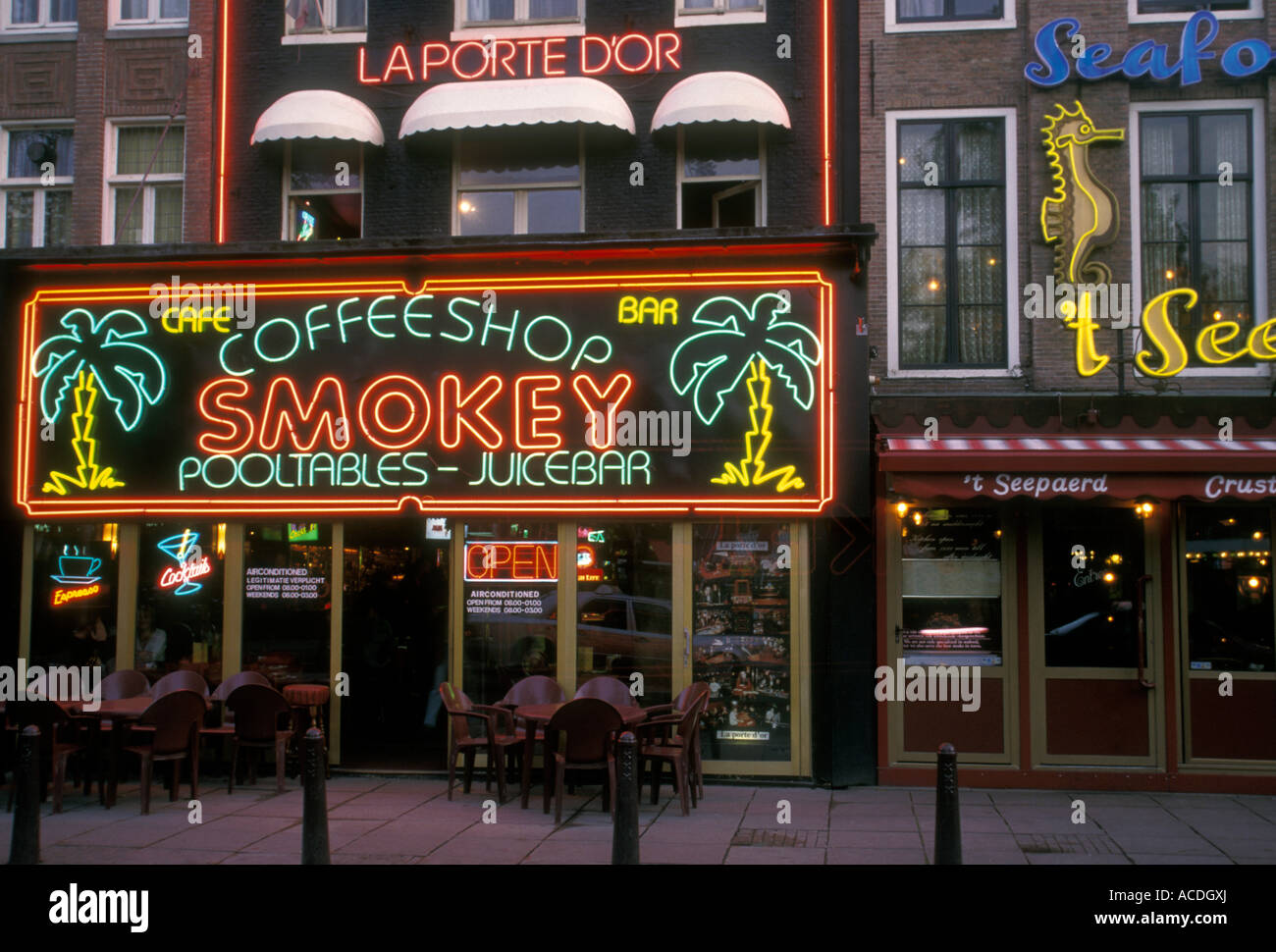 Smokey coffeeshop, coffeeshop, tables de billard, bar à jus, le  Rembrandtplein, Amsterdam, Hollande, Pays-Bas, Europe Photo Stock - Alamy