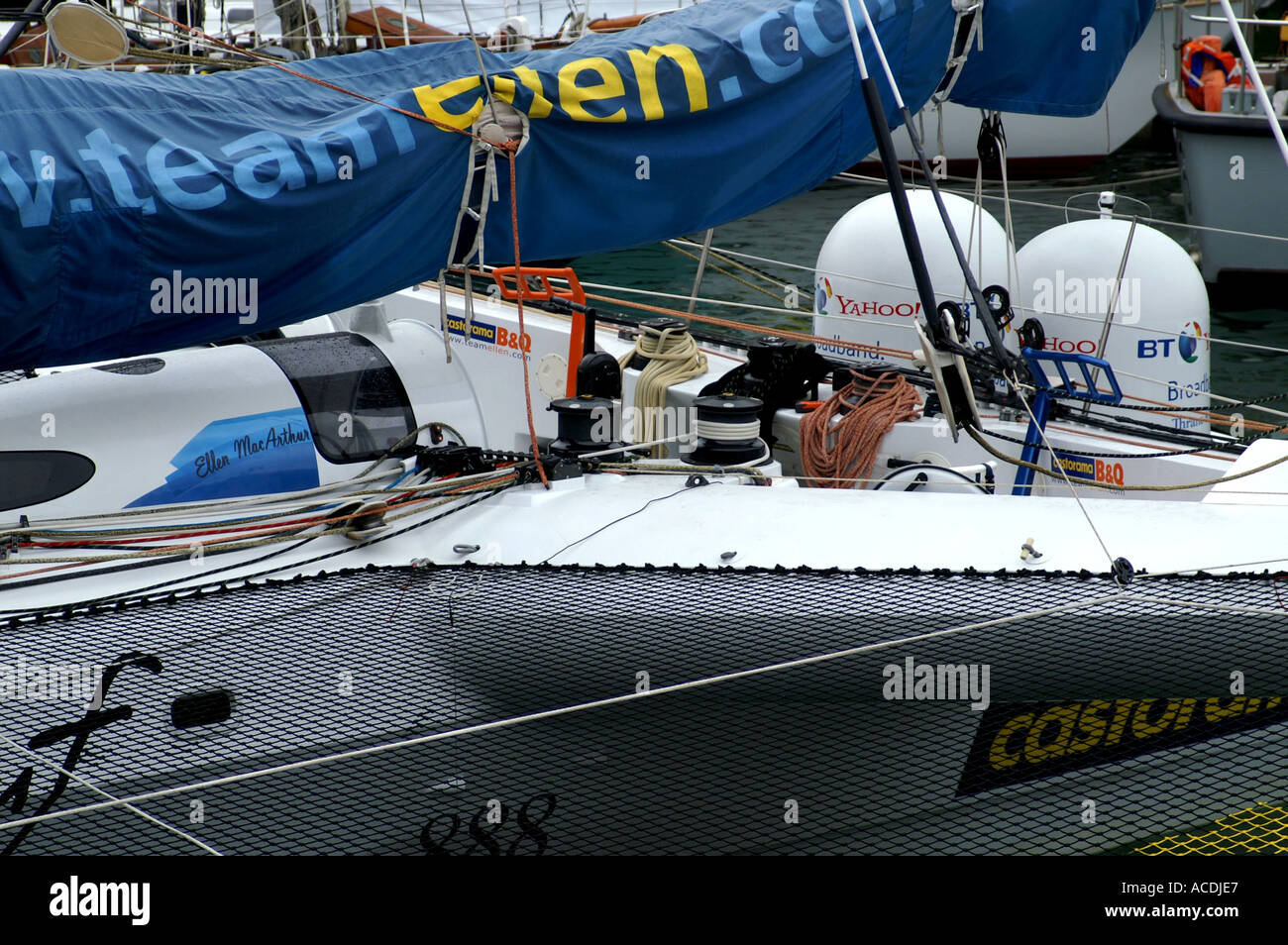 Ellen MacArthur en trimaran s Royal Naval base Portsmouth Hampshire Angleterre Royaume-Uni Royaume-Uni Grande-bretagne Go Europe Banque D'Images