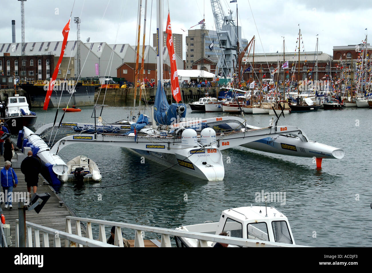 Ellen MacArthur en trimaran s Royal Naval base Portsmouth Hampshire Angleterre Royaume-Uni Royaume-Uni Grande-bretagne Go Europe Banque D'Images