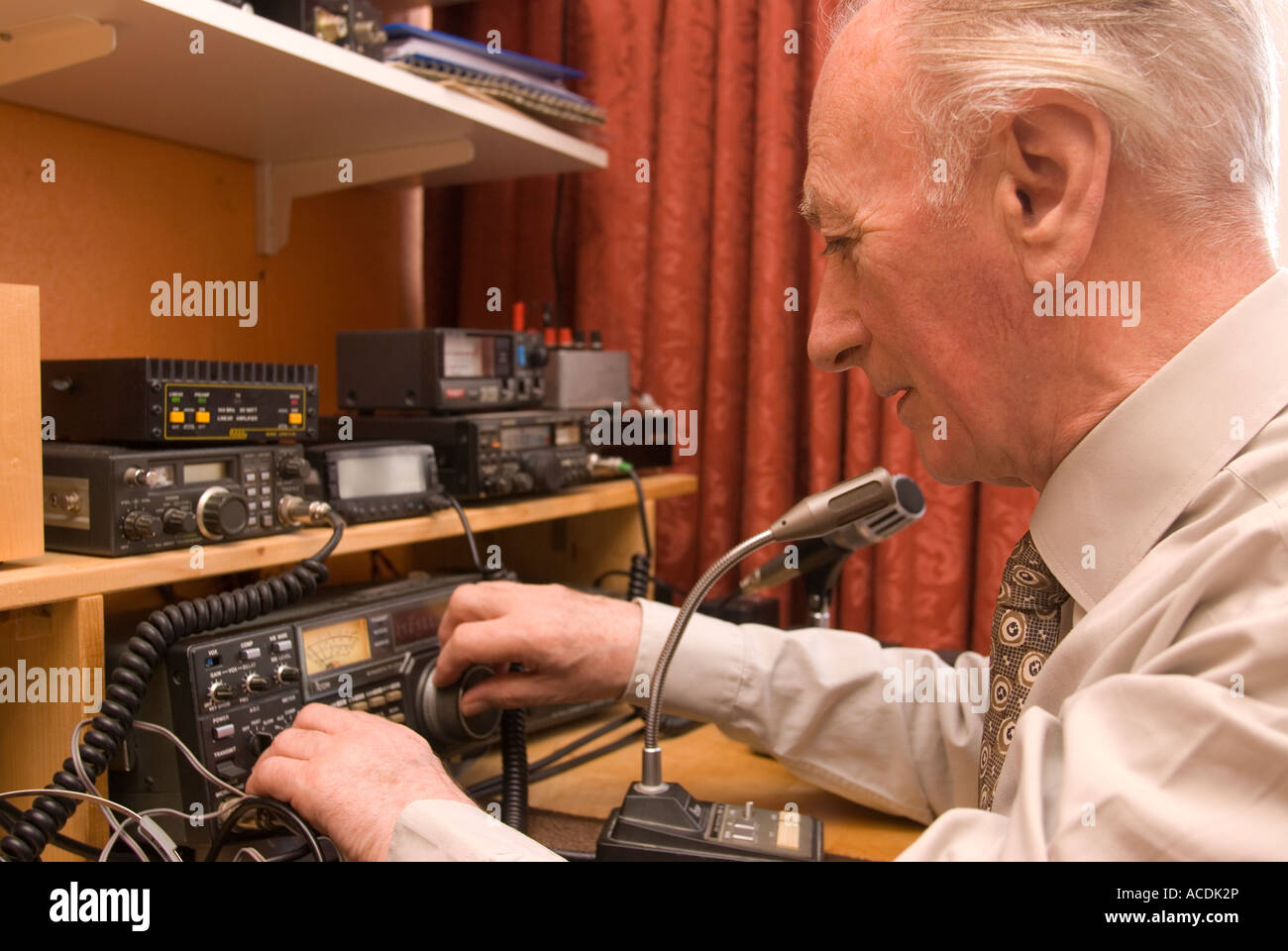 Homme aveugle se livrer son hobby pour amateur radio London UK Banque D'Images