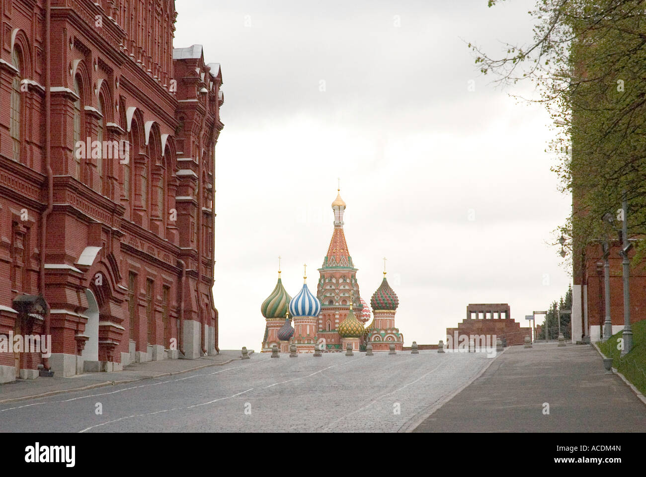 En regardant vers la cathédrale Saint-Basile sur la Place Rouge Moscou Russie Banque D'Images