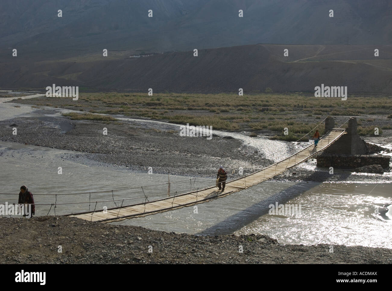 L'Himachal Pradesh Inde Spiti valley village de boue broche rétro Tellin Vue de dessus de personnes marchant sur un parquet en bois clair s Banque D'Images