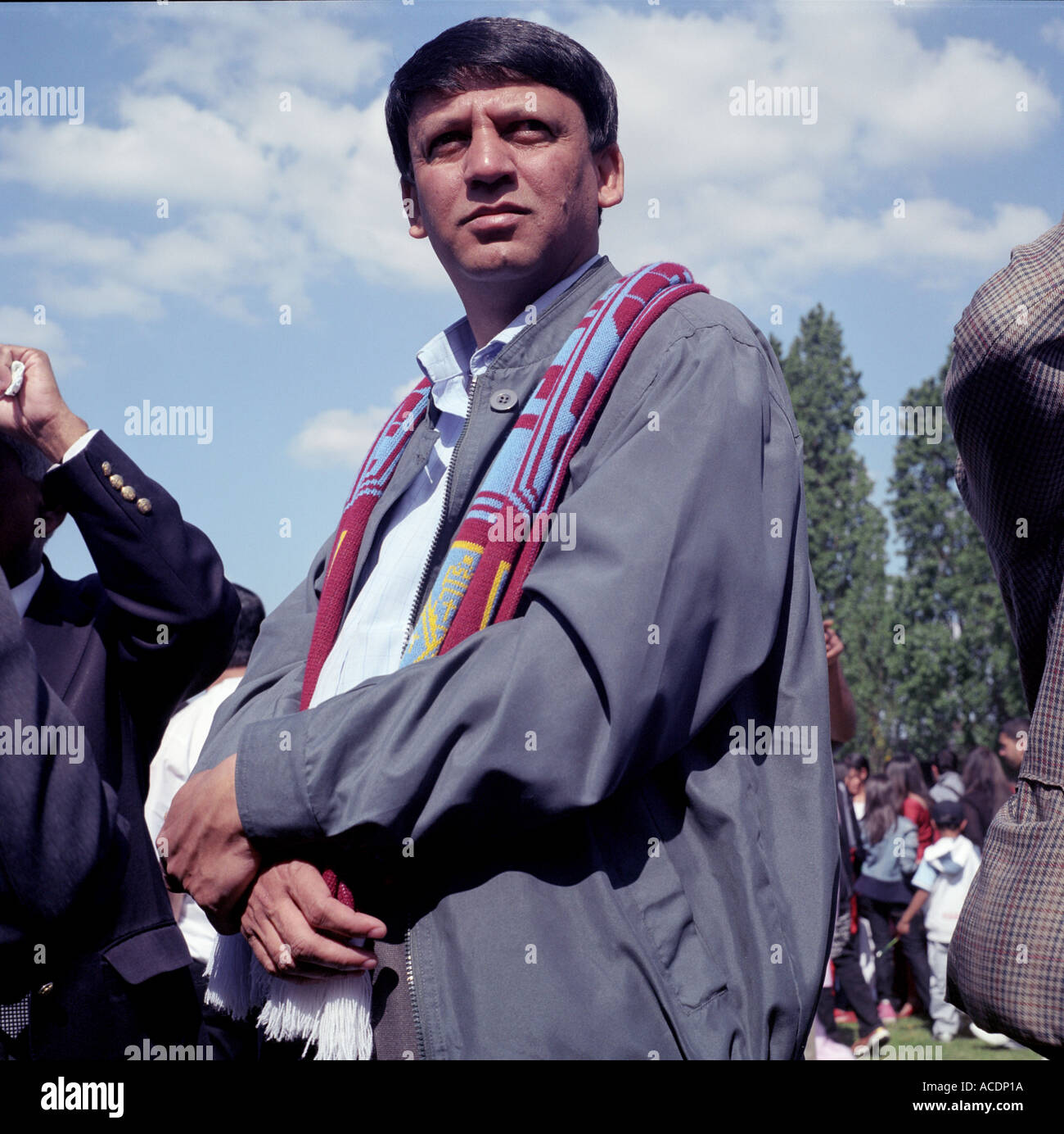 Bangladesh Un homme portant un foulard de West Ham à Tower Hamlets Mela, East London, UK. Banque D'Images