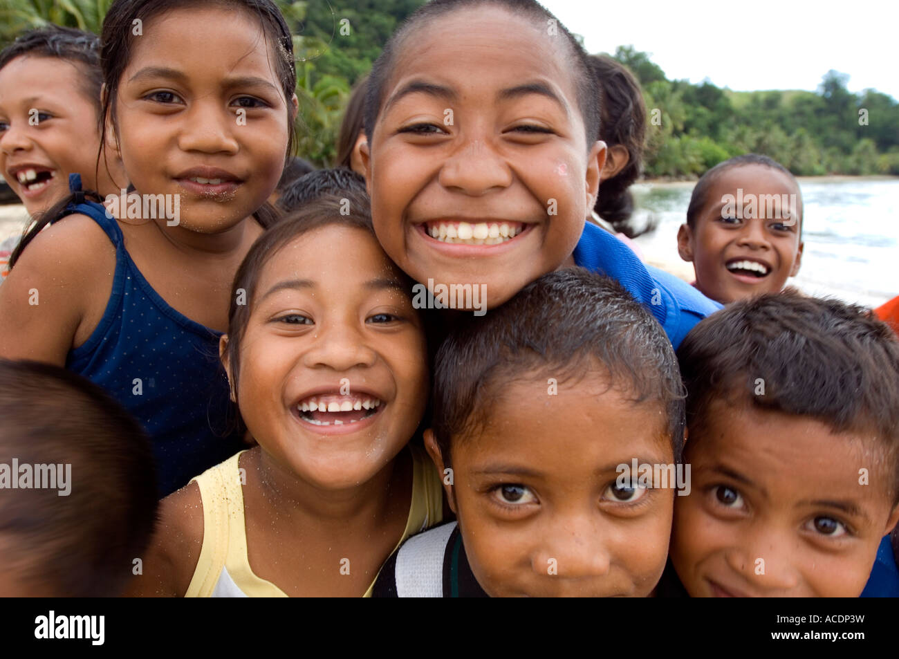 Les enfants souriants accueillent les visiteurs, île de Kioa Fidji mélanésie du sud du pacifique Banque D'Images