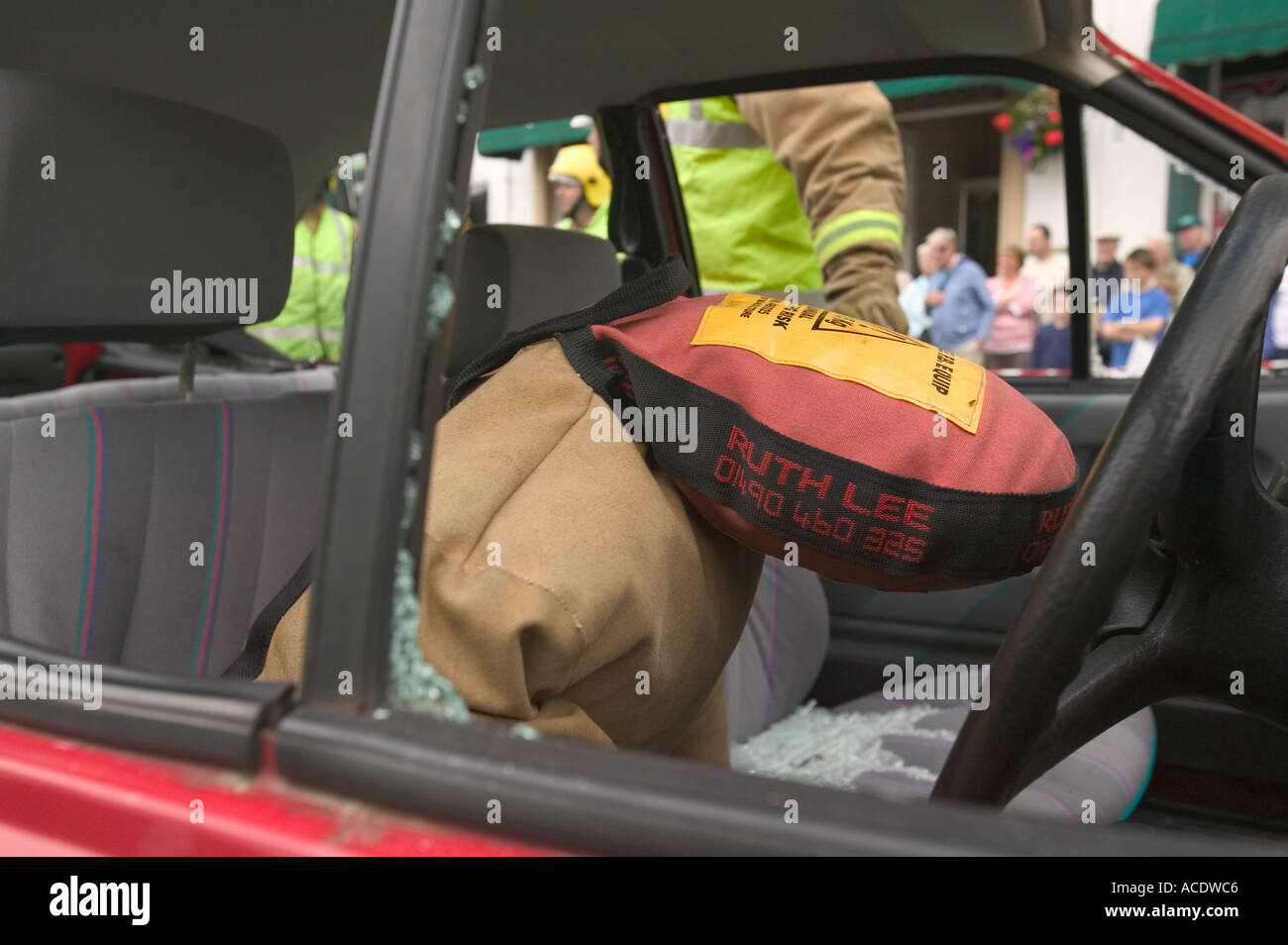 Location de crash test dummy derrière le volant d'une voiture en panne Banque D'Images