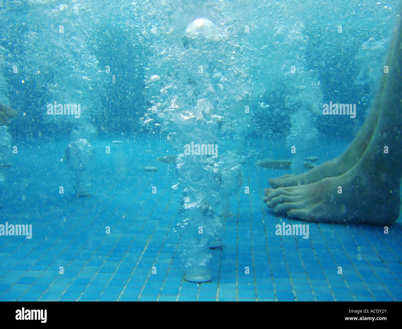 Underwater dans un bain de mousse intérieure Banque D'Images