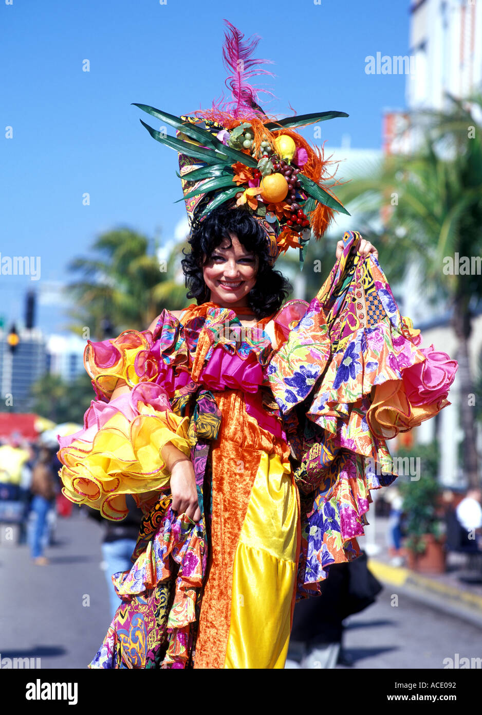 Femme vêtue JUSQU'À UN CARNAVAL À SOUTH BEACH MIAMI FLORIDA USA Banque D'Images