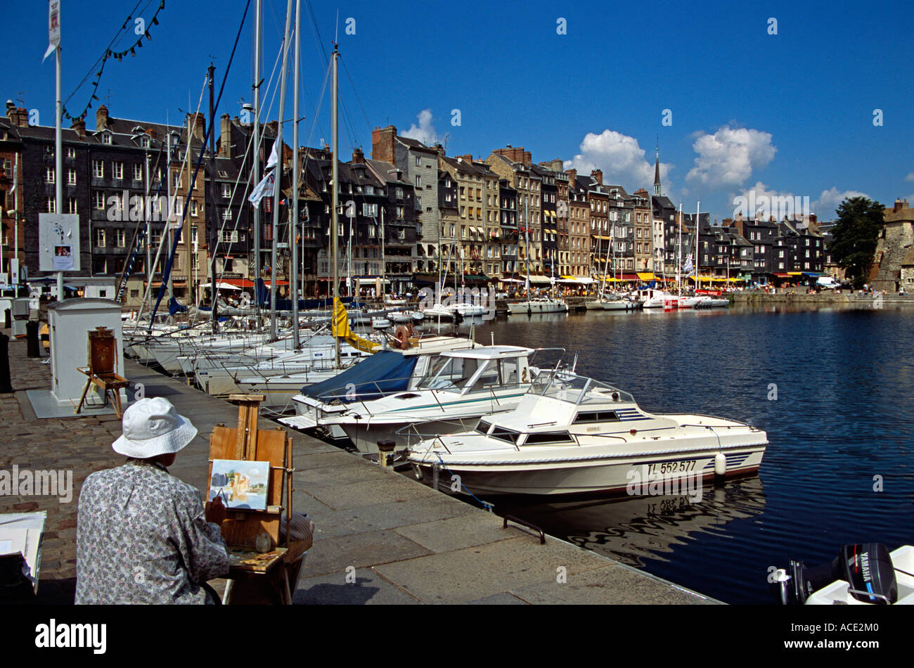 Artist painting honfleur harbour in Banque de photographies et d’images à haute résolution Alamy