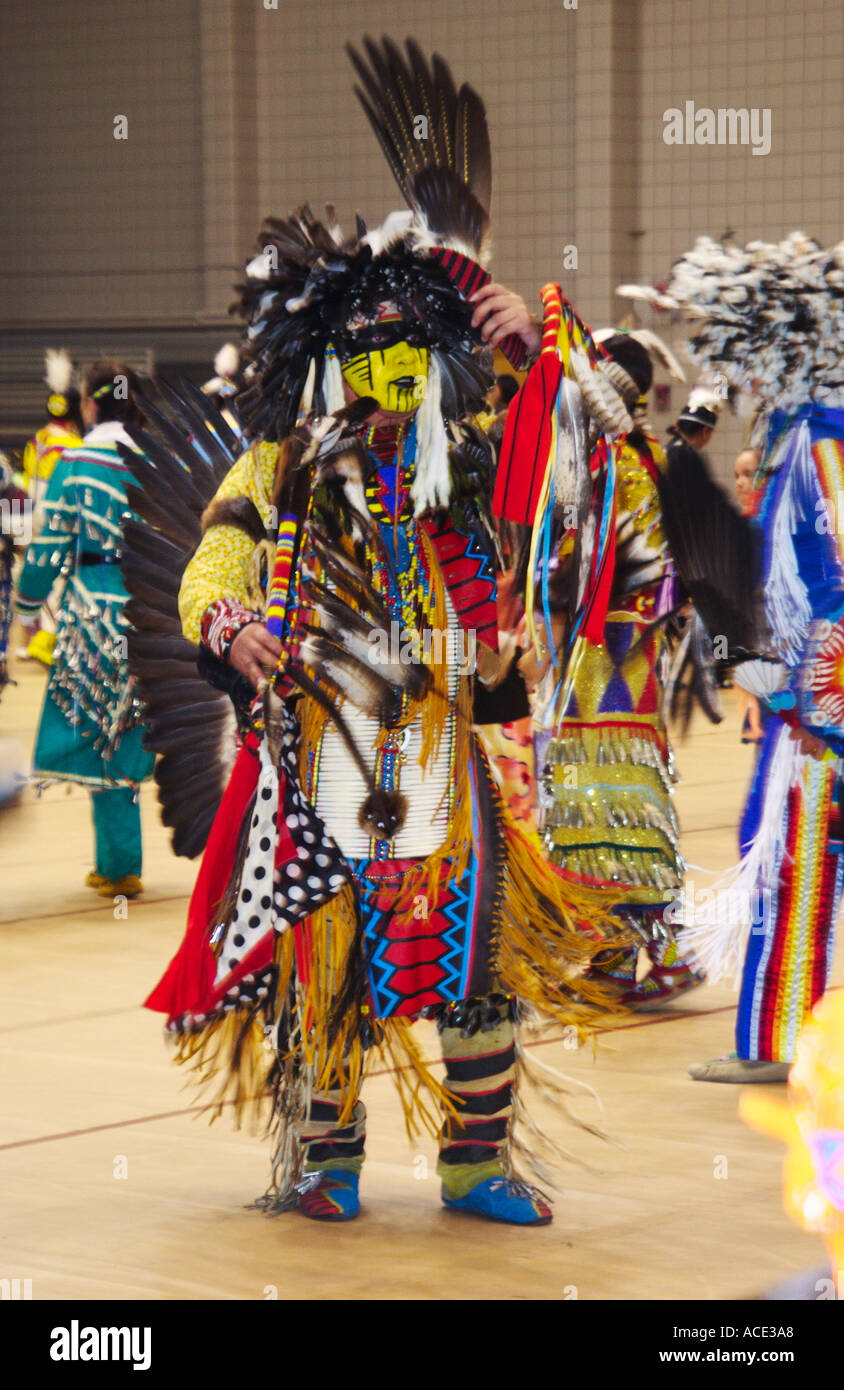 Les autochtones de l'Amérique du Nord en costume traditionnel lors d'un Pow-wow de diplôme à Winnipeg Manitoba Canada Banque D'Images