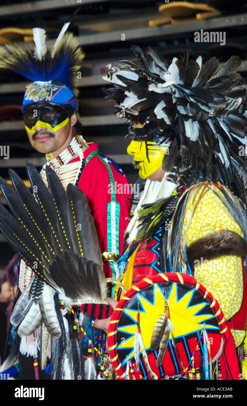 Deux autochtones d'Amérique du Nord en costume traditionnel lors d'un Pow-wow de diplôme à Winnipeg Manitoba Canada Banque D'Images