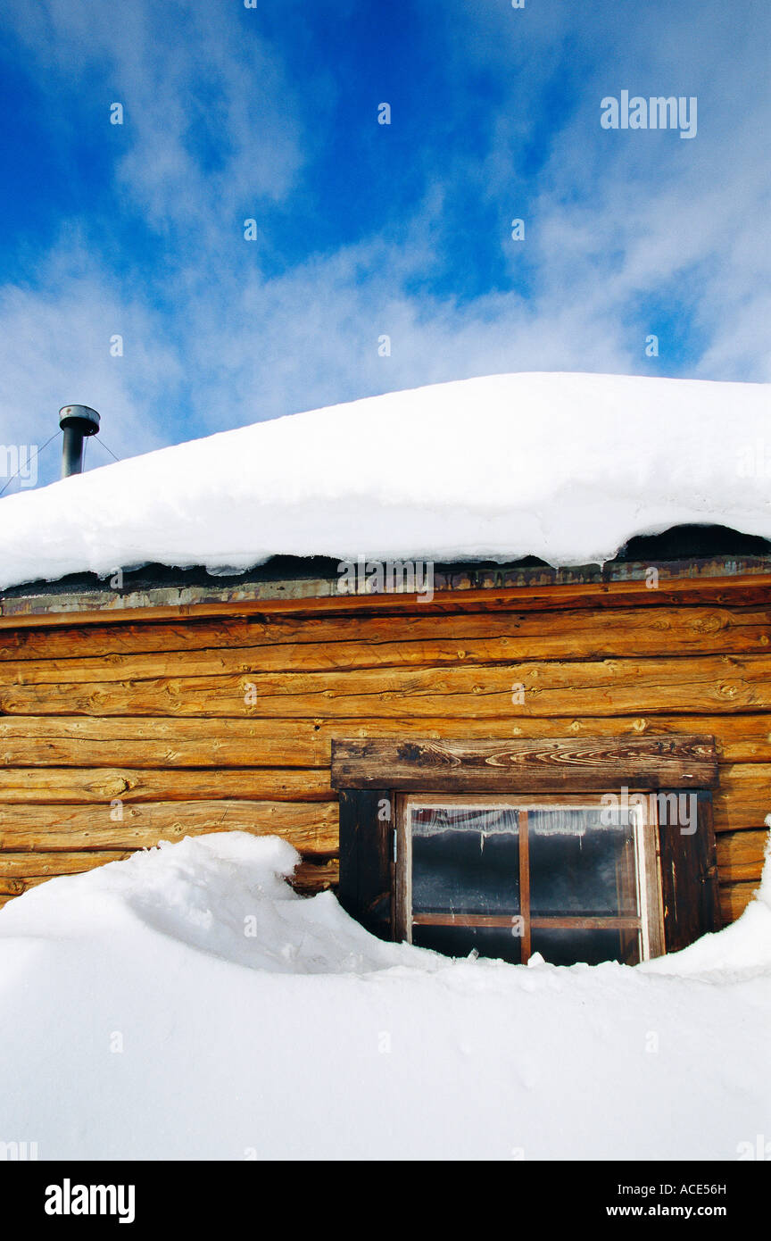 Un chalet de montagne dans la neige. Banque D'Images