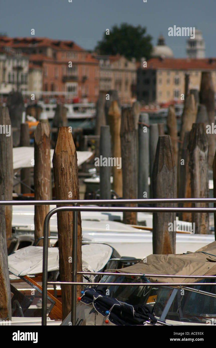 Venise,Italie,bateaux amarrés,piquets en bois Banque D'Images