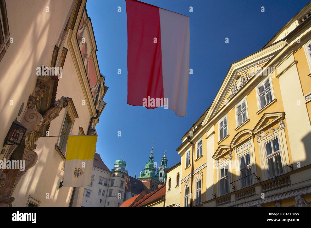 Ulica Kanonicza, Stare Miasto, la vieille ville drapeau polonais et les tours de la Pologne Cracovie Cracovie Wawel Banque D'Images