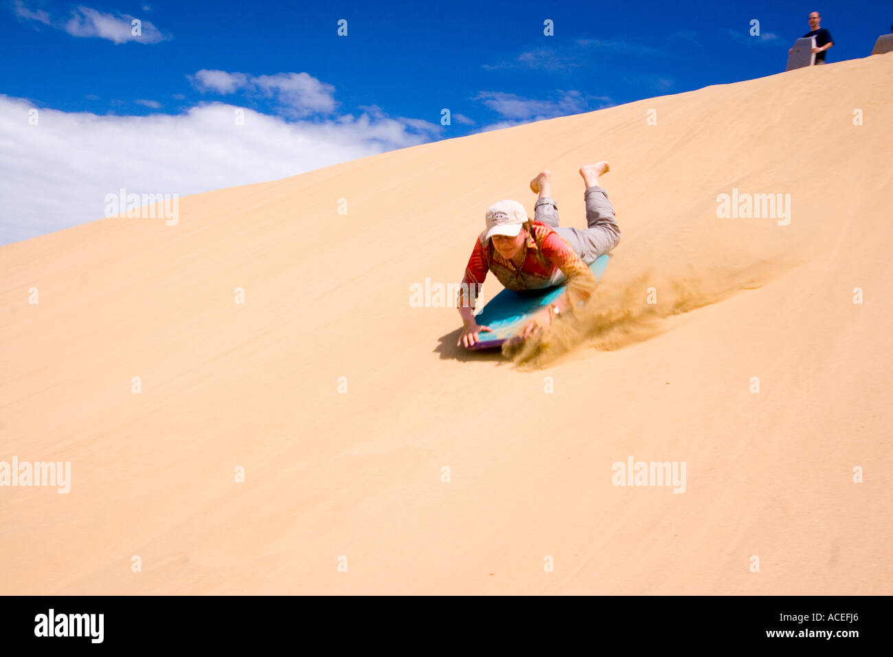 Sable femme-surf sur les dunes de sable 90 Mile Beach Cape Reinga Nouvelle Zélande Banque D'Images