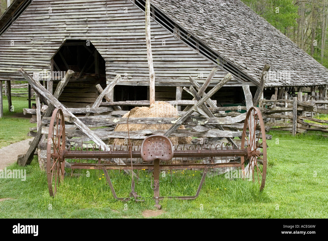 Vieux morceau de machines agricoles (hay rake) dans la région de Great Smoky Mountains National Park. Banque D'Images