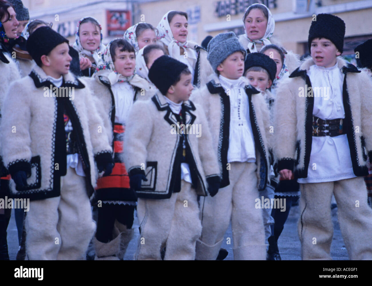 Le rendement à l'avant de la parade d'hiver traditionnel festival des douanes dans Sighet Roumanie Banque D'Images
