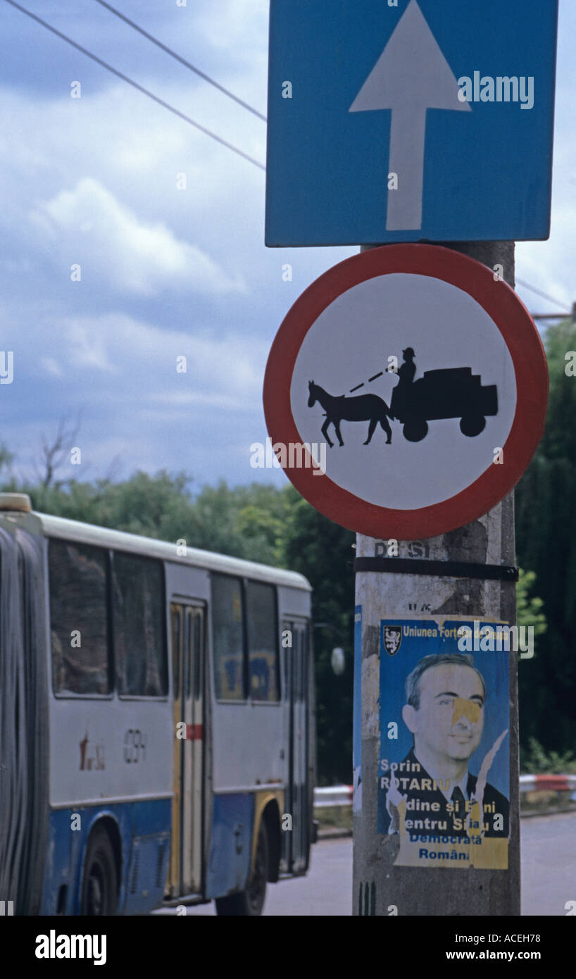 Les charrettes à cheval et interdite sur cette route Sibiu Roumanie Banque D'Images
