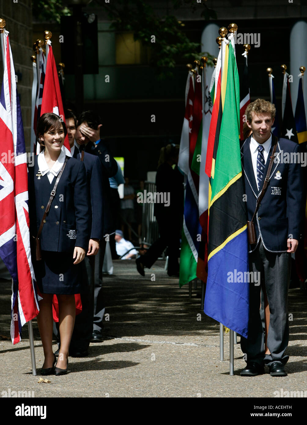 School childern attendre que la reine Elizabeth II Banque D'Images