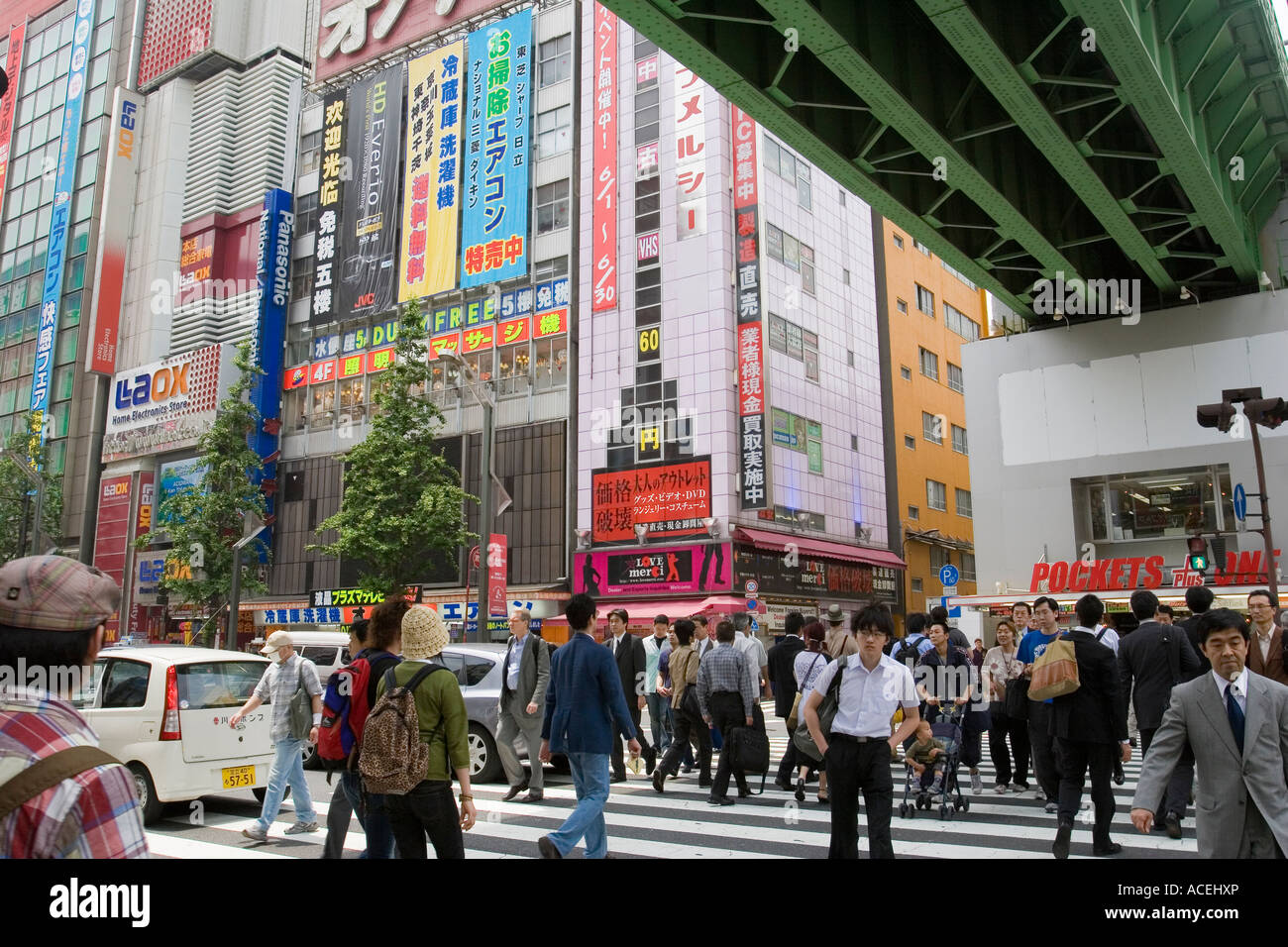 Les personnes qui traversent la rue dans l'électronique d'Akihabara district de Tokyo Japon avec de nombreux signes magasins publicité Banque D'Images