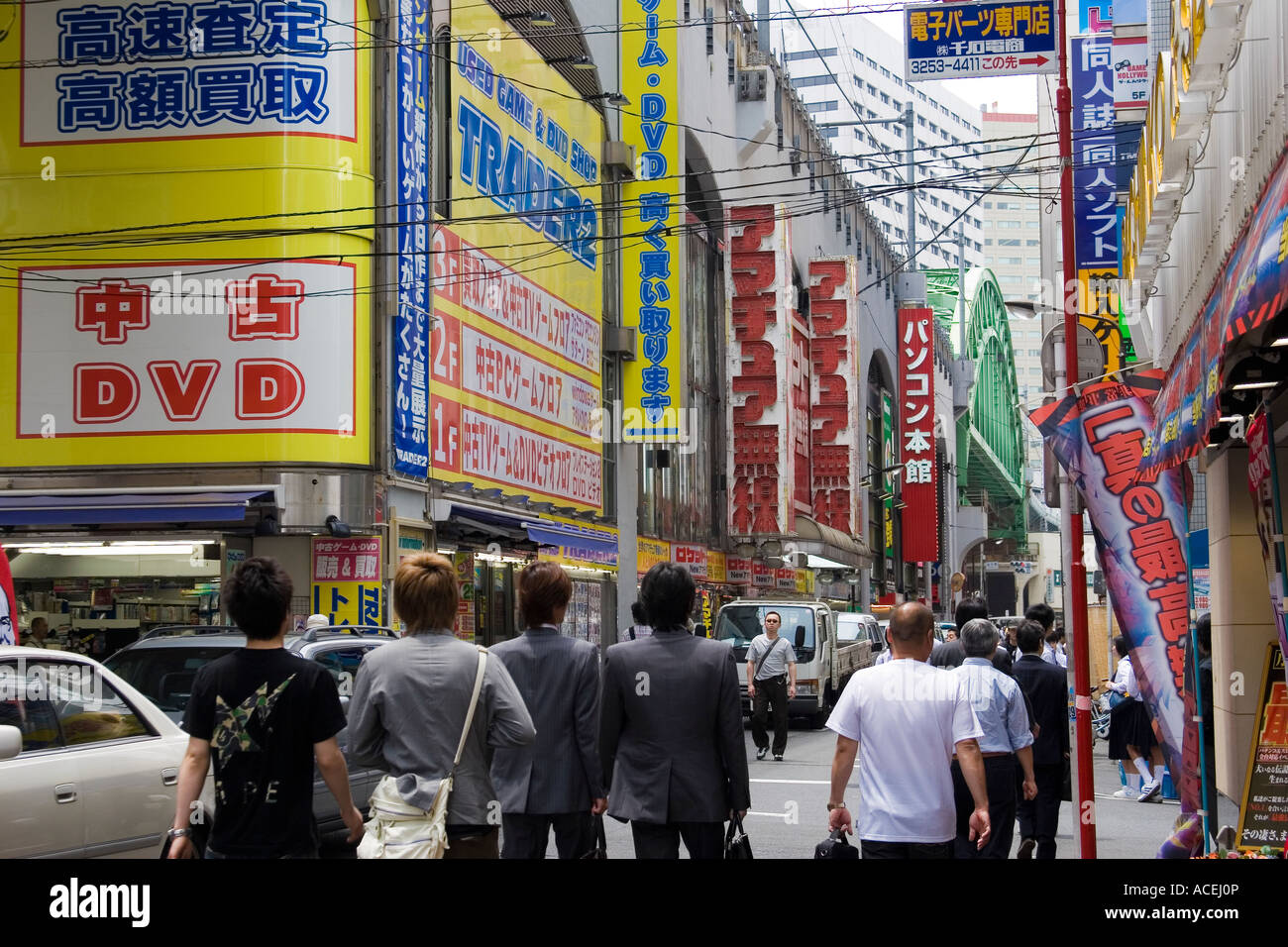 Les gens dans la rue dans l'électronique d'Akihabara district de Tokyo Japon avec de nombreux signes de la publicité des magasins de l'électronique Banque D'Images