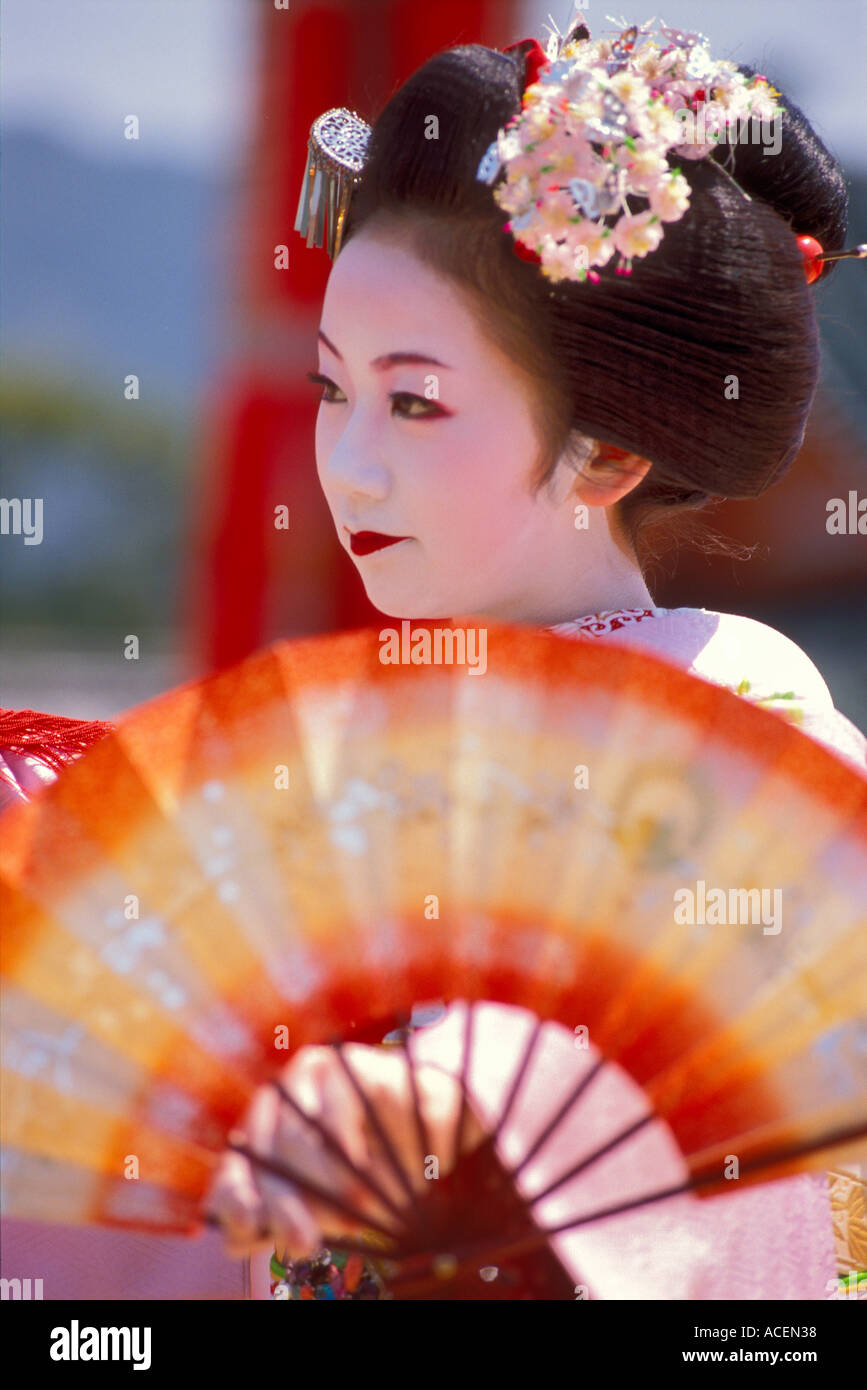 Maiko, ou apprentie geisha en formation, exécute une danse traditionnelle au printemps à Kyoto, au Japon. Banque D'Images