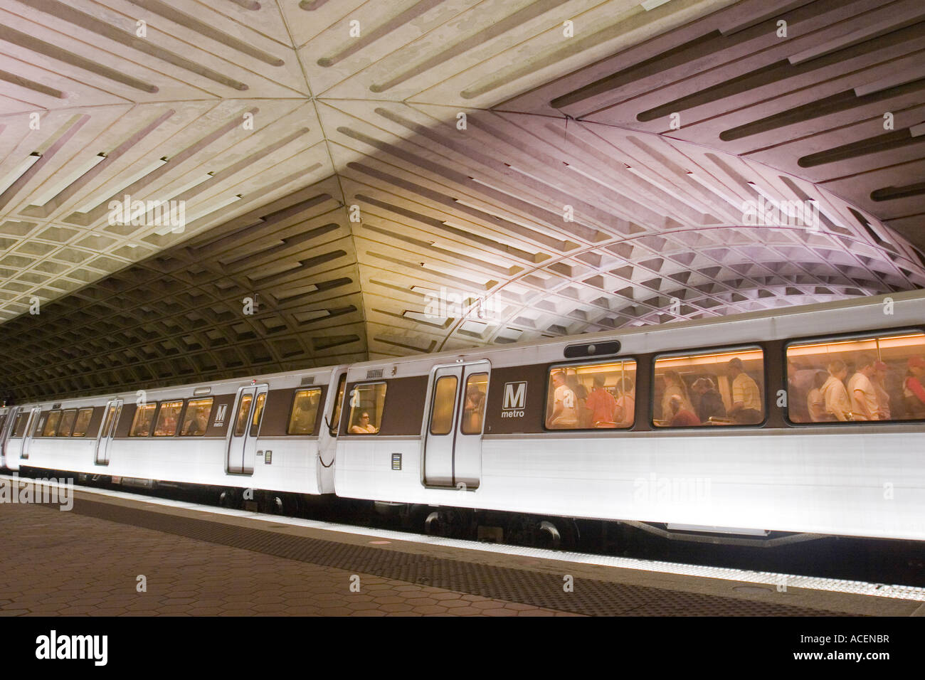 Le train s'est arrêté à la station Metro Center de Washington DC le métro avec un plafond voûté fait de panneaux de béton Banque D'Images