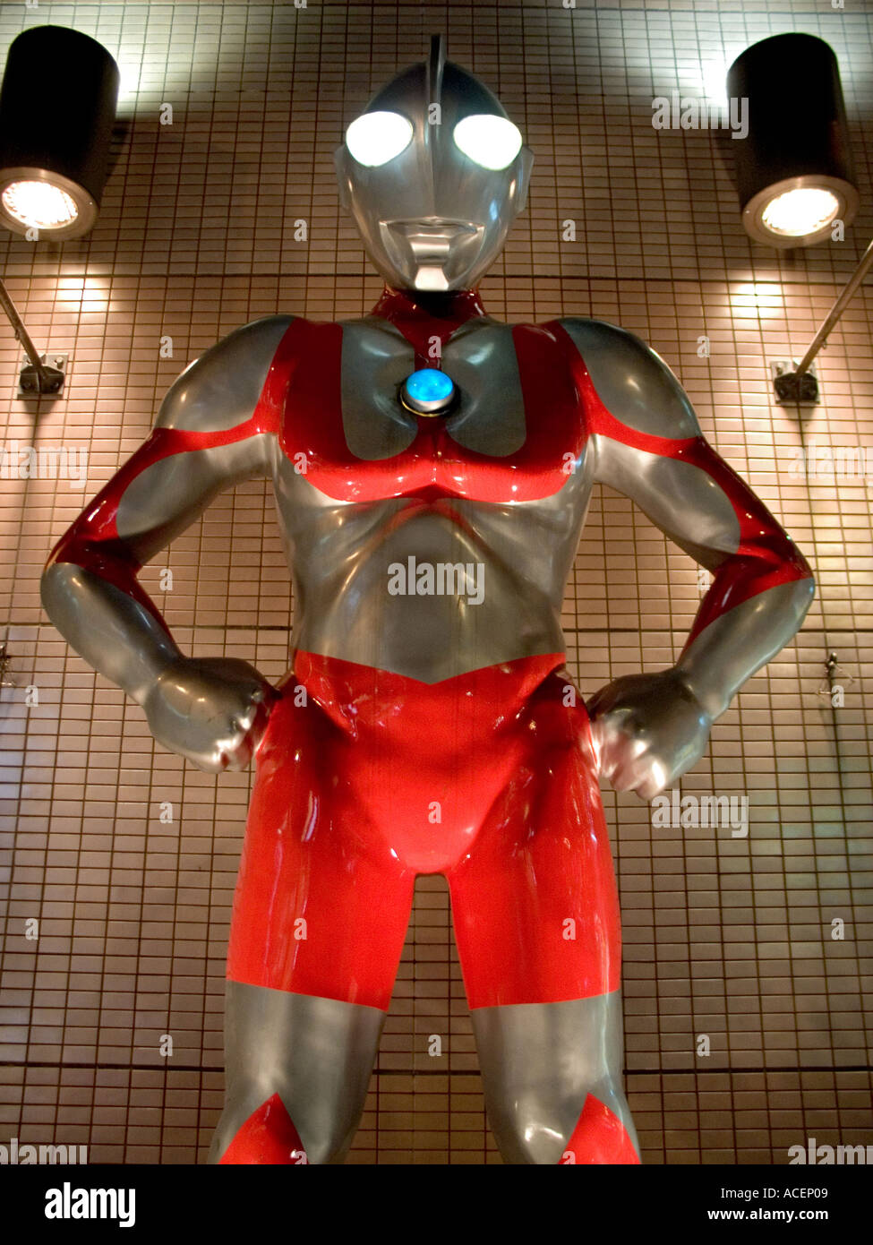 Figure géante du super héros Ultraman debout dans la nuit de Tokyo avec les yeux brillants, Japon. Banque D'Images
