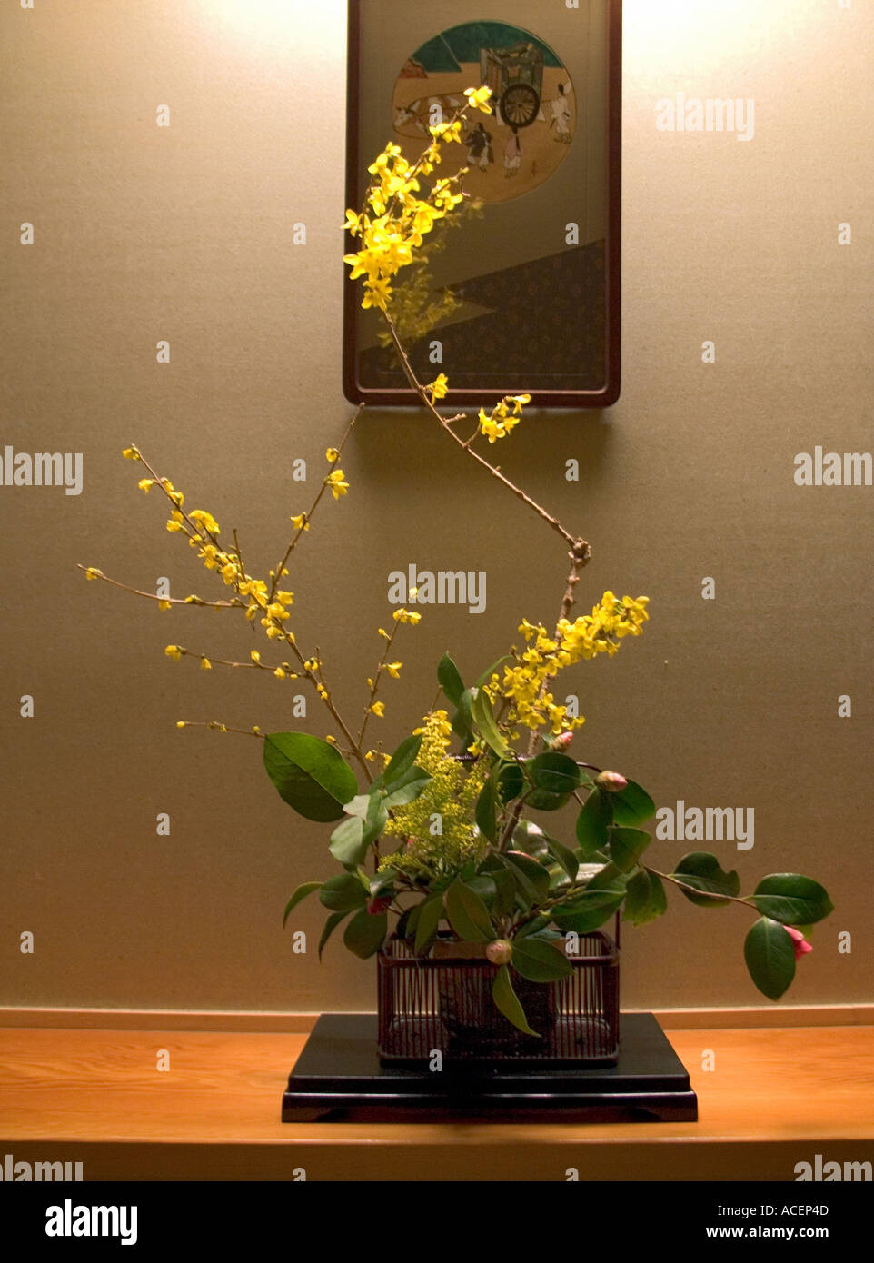 Art et discipline de la fleur ikebana japonaise arrangeant sur l'affichage avec peinture suspendue dans une alcôve tokonoma au Japon. Banque D'Images