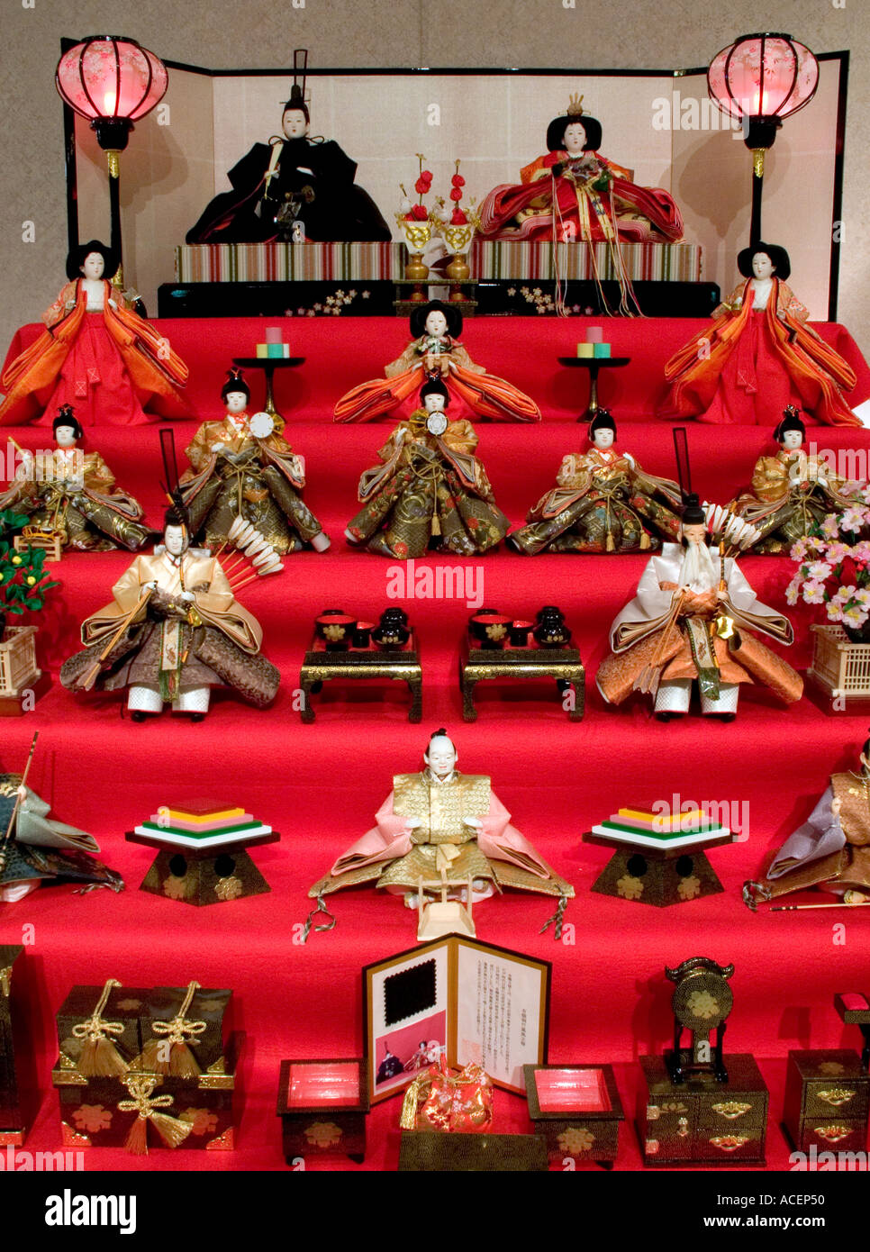 3 mars, Journée des filles, une fête nationale au Japon quand un présentoir de poupées Hina Ningyo est installé à la maison pour souhaiter bonne chance et prospérité au Japon. Banque D'Images