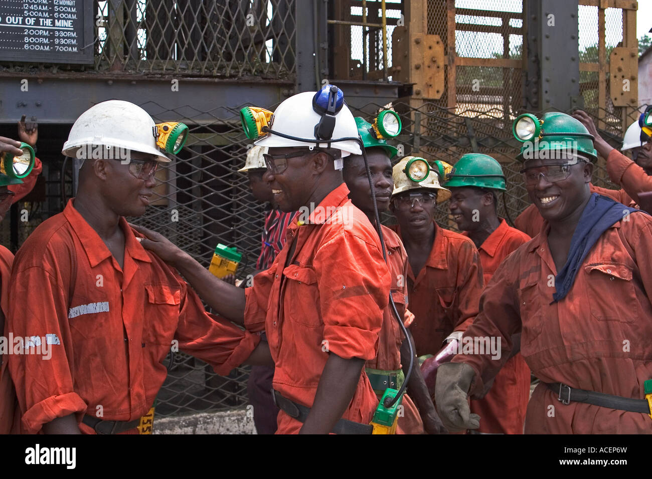 Des mineurs d'or de faire un contrôle de sécurité et de santé sur les collègues de l'équipement minier avant la prochaine maj underground, Ghana Banque D'Images