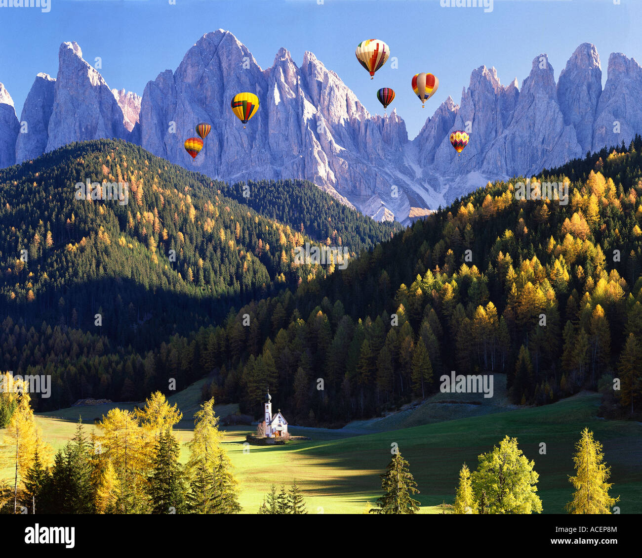 IT - DOLOMITES: Saint Johann dans Ranui et Geisler Spitzen montagnes Banque D'Images