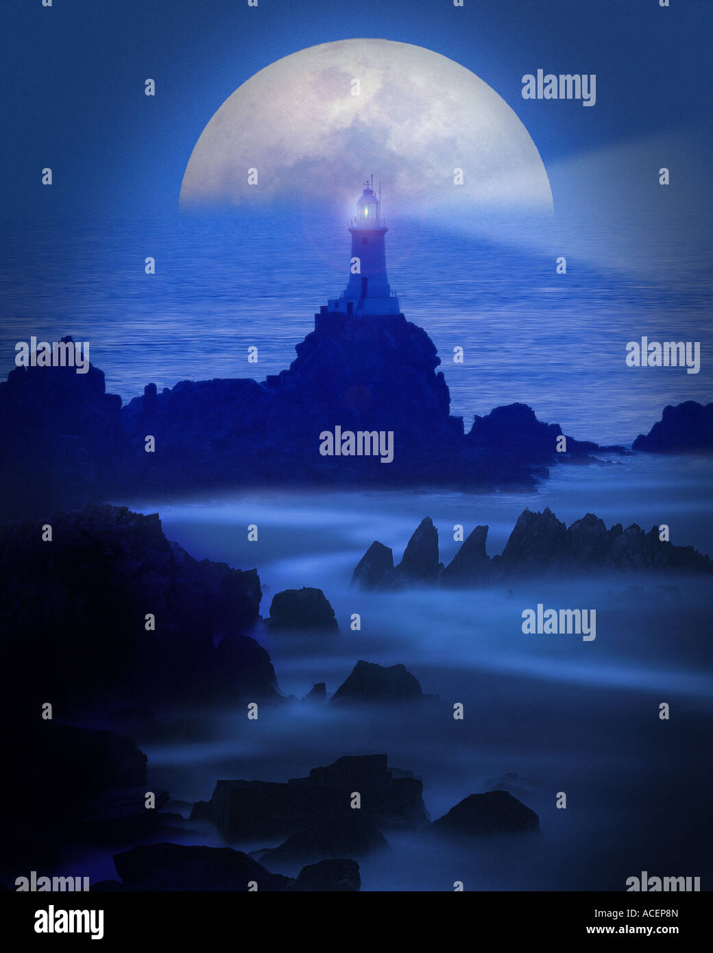Fr - JERSEY : Lune sur la Corbiere Lighthouse Banque D'Images