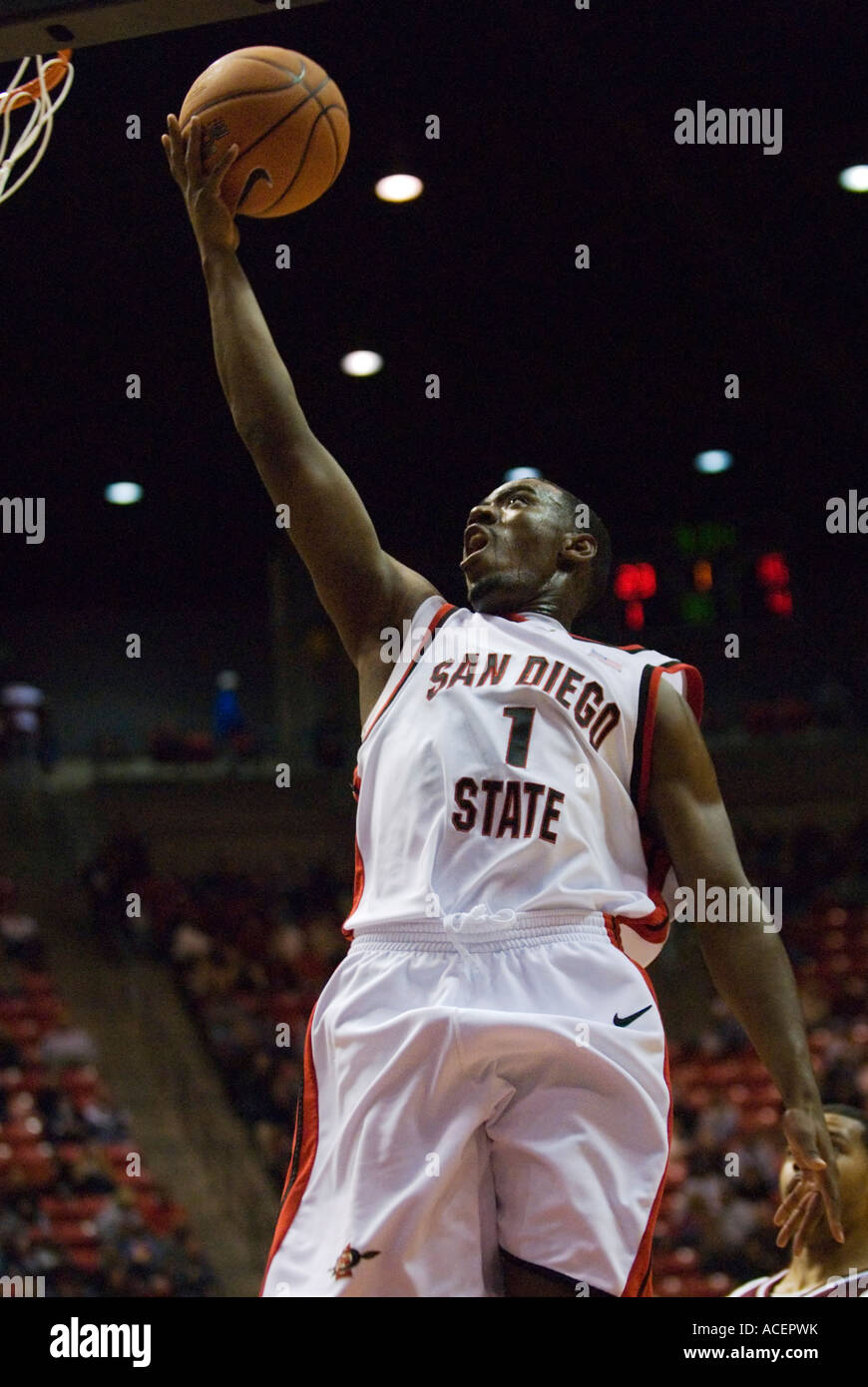 San Diego State basketball star Brandon Heath jette la balle au cours d'un match contre Lafayette le 30 décembre 2006. Banque D'Images