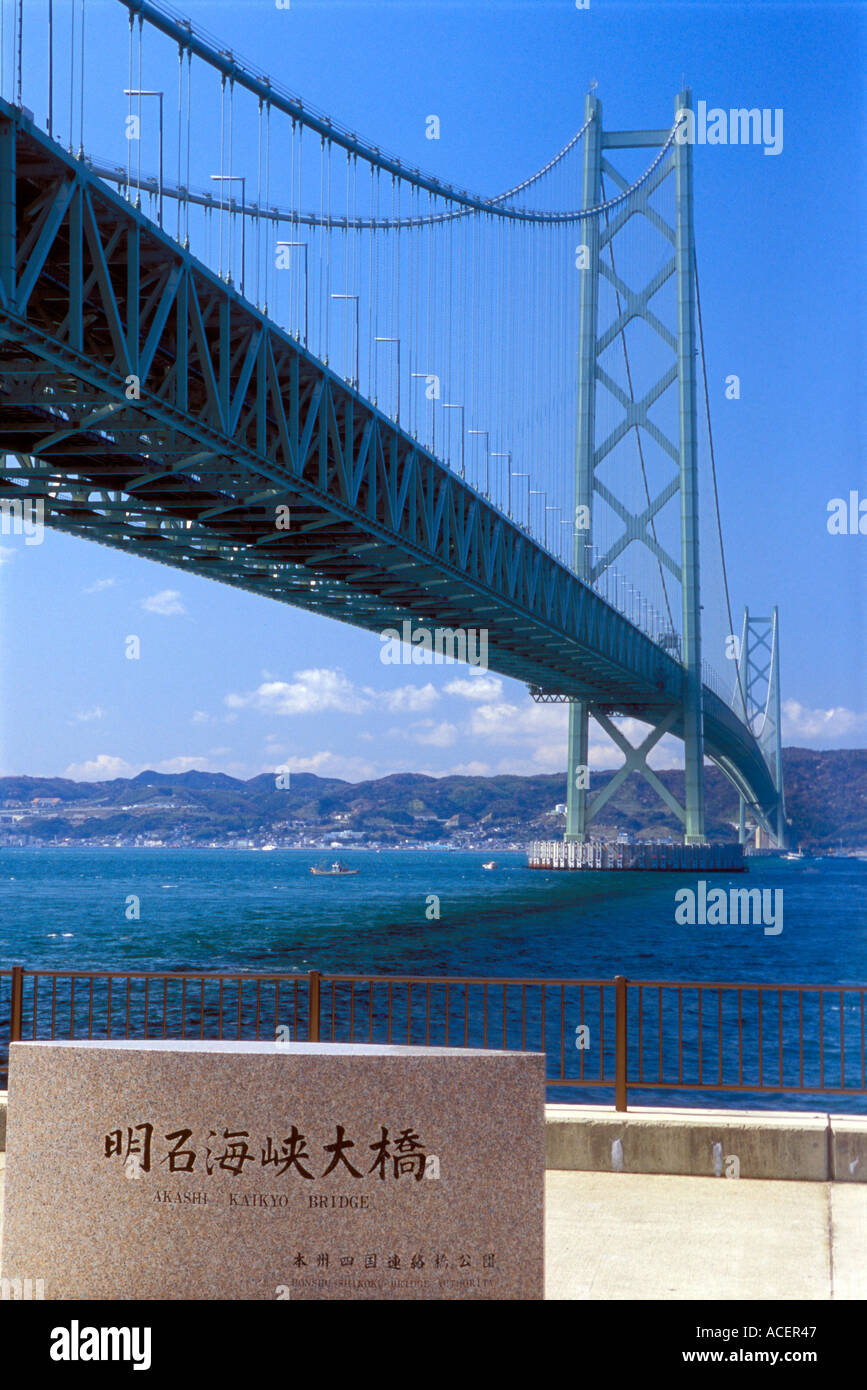 Le pont Akashi Kaikyo Ohashi sur la mer intérieure de Seto reliant Kobe à Hyogo et l'île d'Awaji est la plus longue travée suspendue au monde et au Japon. Banque D'Images