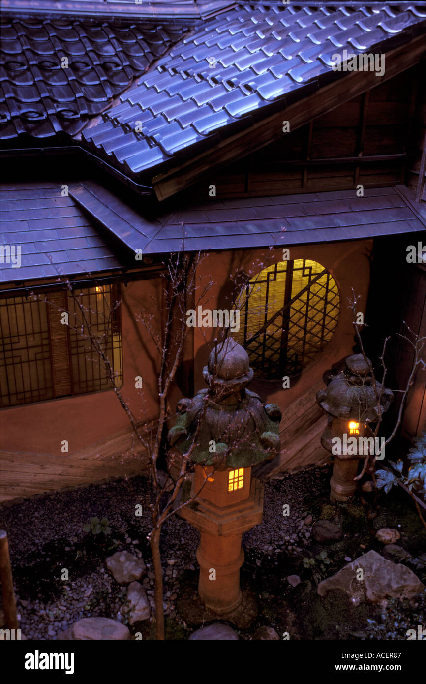 Jardin de la cour intérieure de la maison de thé Shima geisha dans le quartier Higashi Chaya de Kanazawa Banque D'Images
