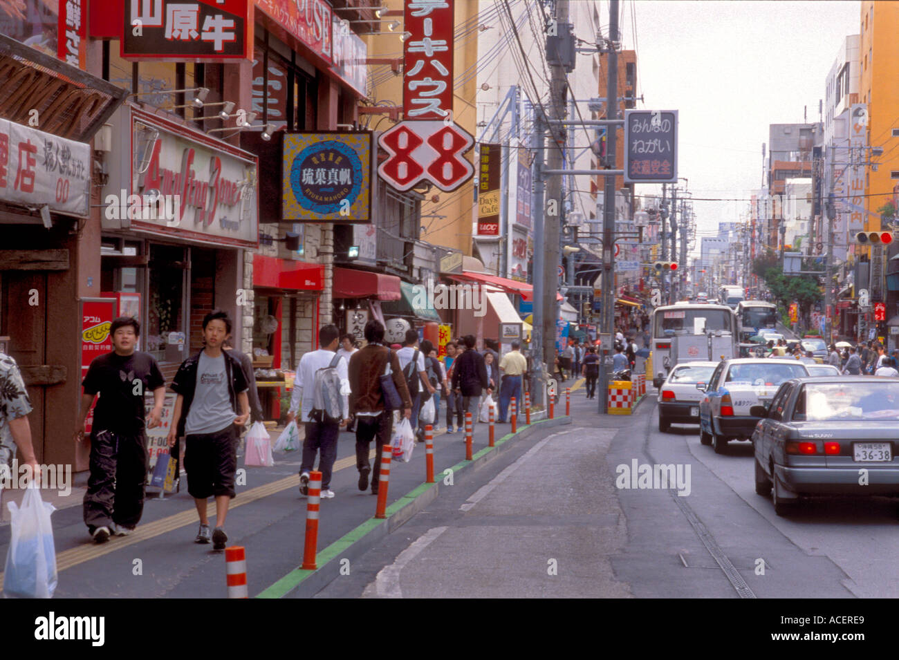 Touristique occupé Kokusaidori Street dans le centre-ville de la ville de Naha Okinawa Banque D'Images