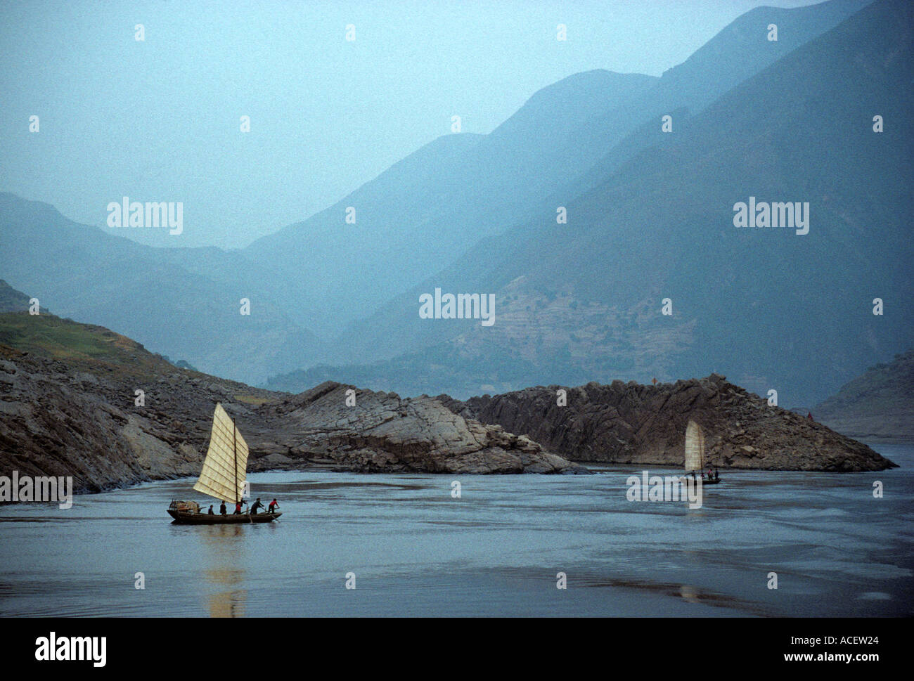 La rivière Yangtze Chine deux jonques dans les Trois Gorges Banque D'Images