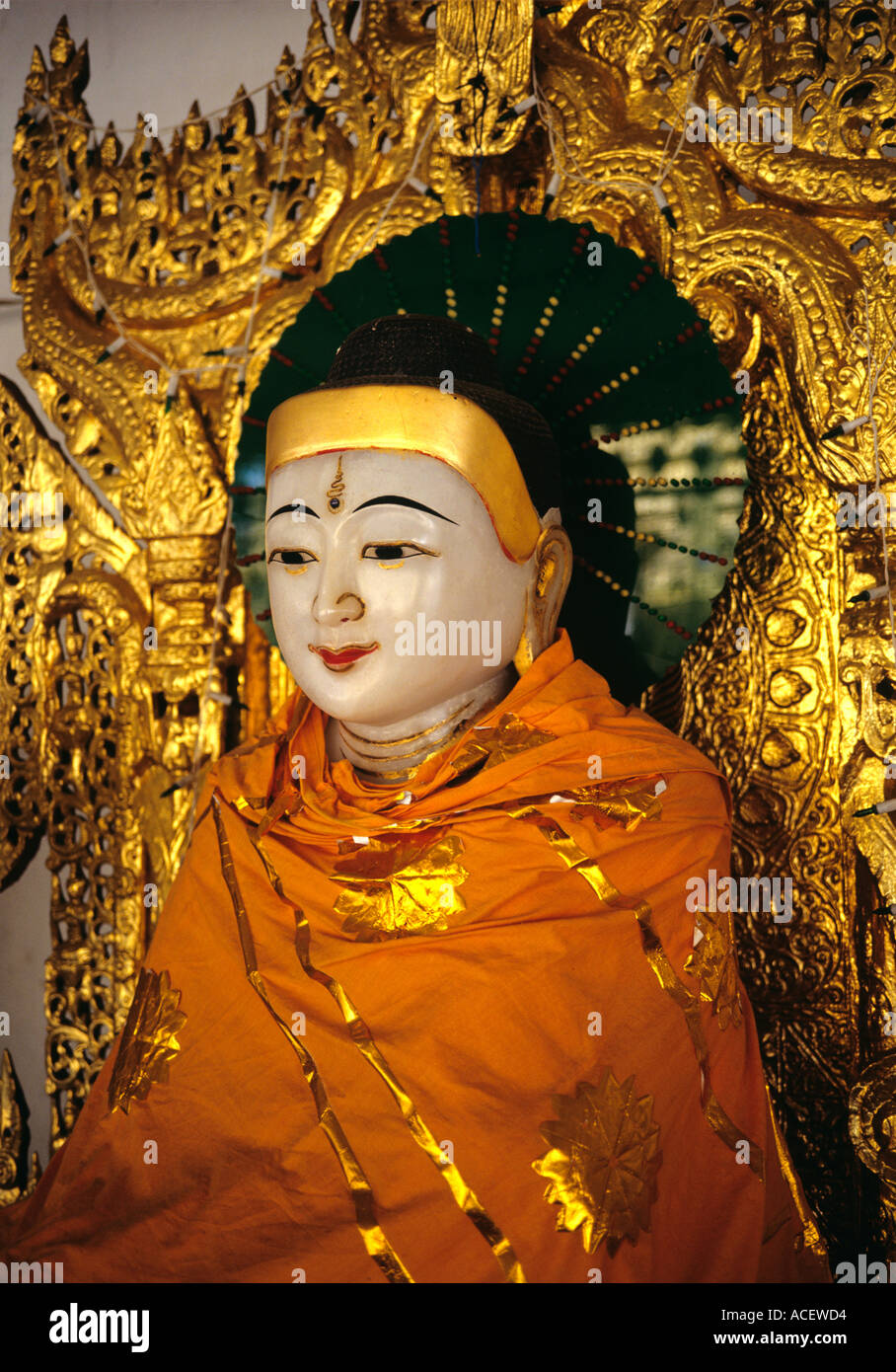 Myanmar Yangon Rangoon Buddha figure dans la petite pagode Banque D'Images