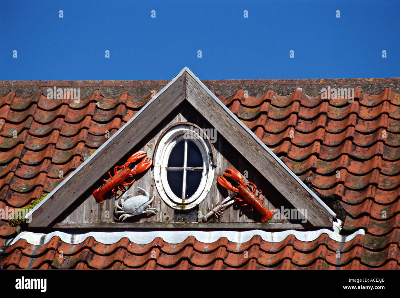 L'ÉCOSSE Crail de homards et crabes ovale extérieur lucarne lucarne triangulaire sur le toit en tuiles rouges détail architectural Banque D'Images