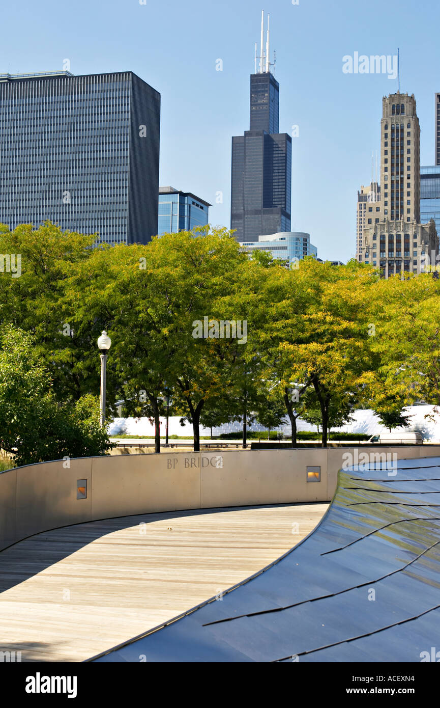 Parcs Chicago Illinois BP Amoco Bridge panneaux Acier inoxydable avec ville en arrière-plan la Sears Tower Banque D'Images