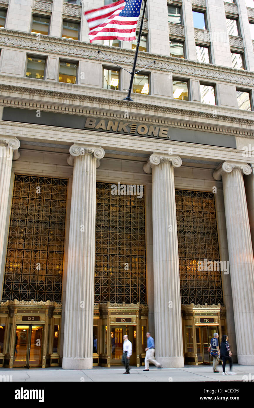 Finances Chicago Illinois on marche par la Bank One dans financial district Rue LaSalle US flag colonnes hautes Banque D'Images
