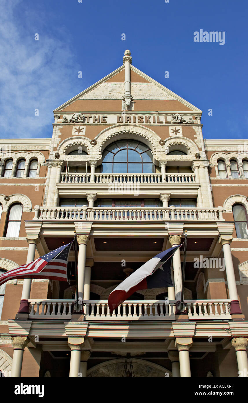 Hôtel The Driskill Austin Texas sur Sixth Street Entertainment district a ouvert ses portes en 1886 et de l'état du Texas drapeaux américains détails architecturaux Banque D'Images
