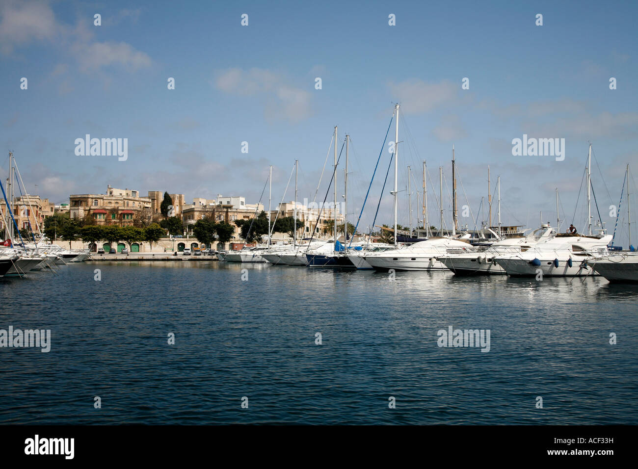 Yachts dans la Marina de Grand Harbour, La Valette, Malte. Banque D'Images
