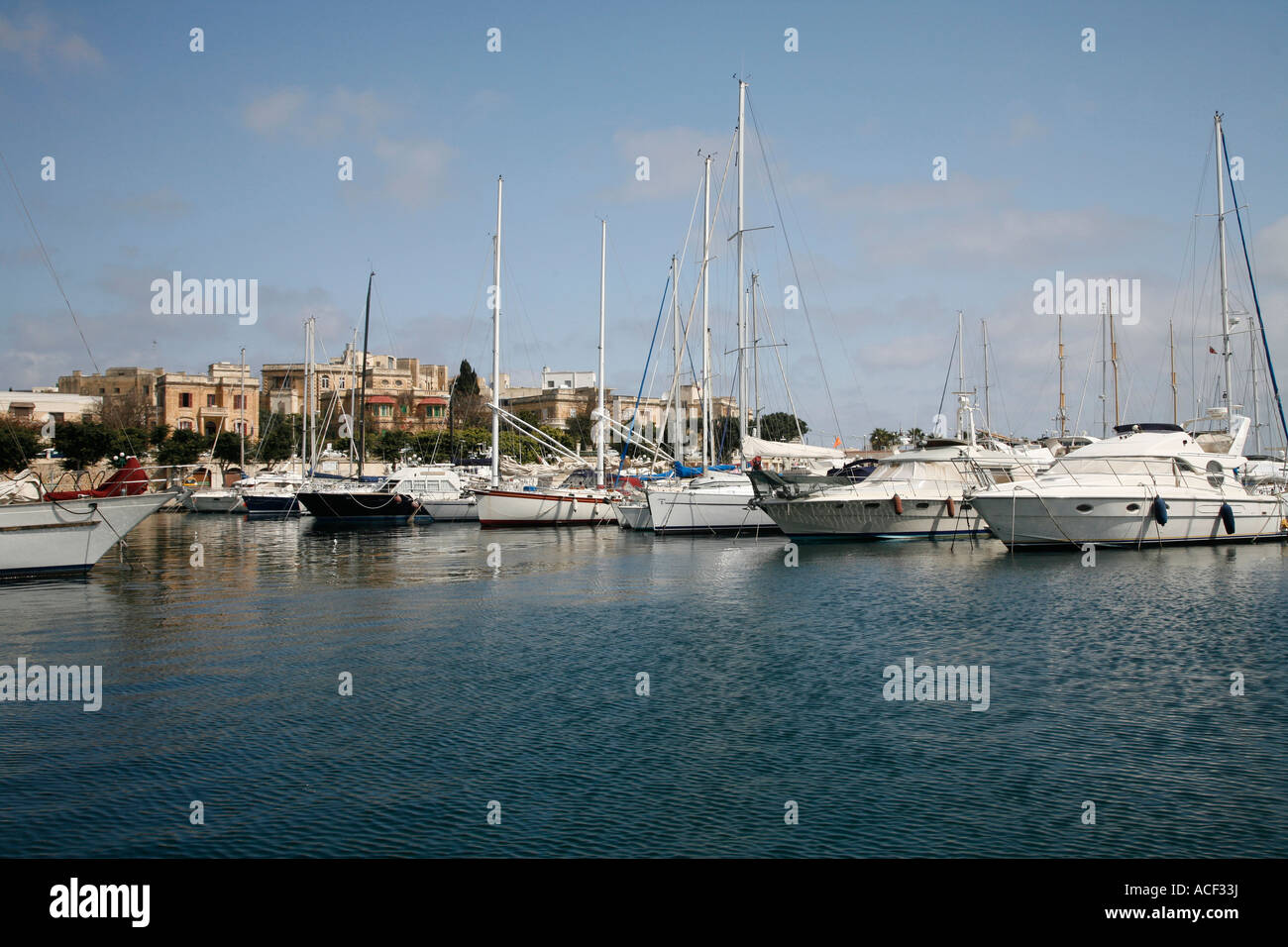 Yachts dans la Marina de Grand Harbour, La Valette, Malte. Banque D'Images