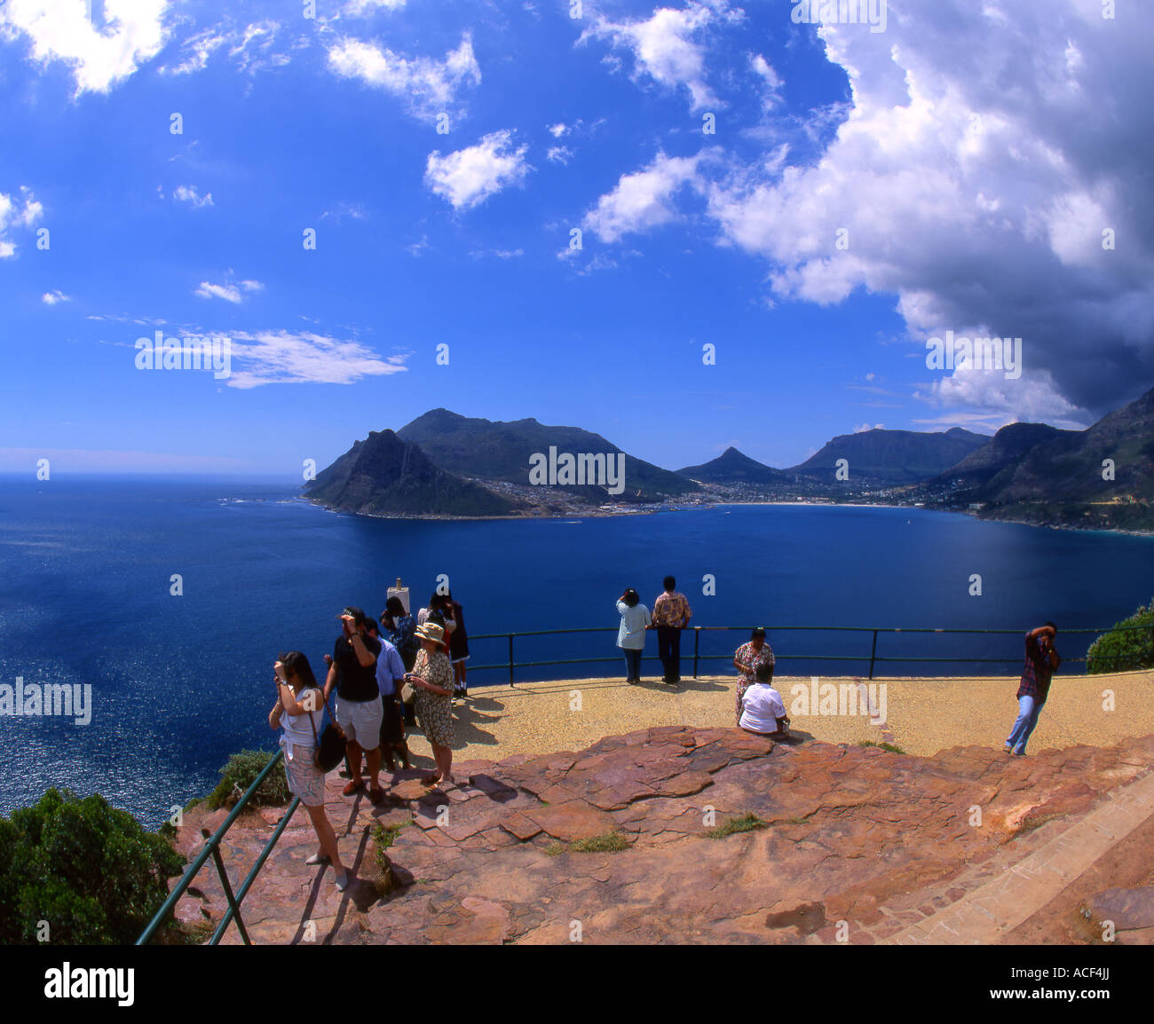 Les touristes à la recherche en direction de Hout Bay à partir d'un point d'observation sur Chapmans Peak Drive. Banque D'Images