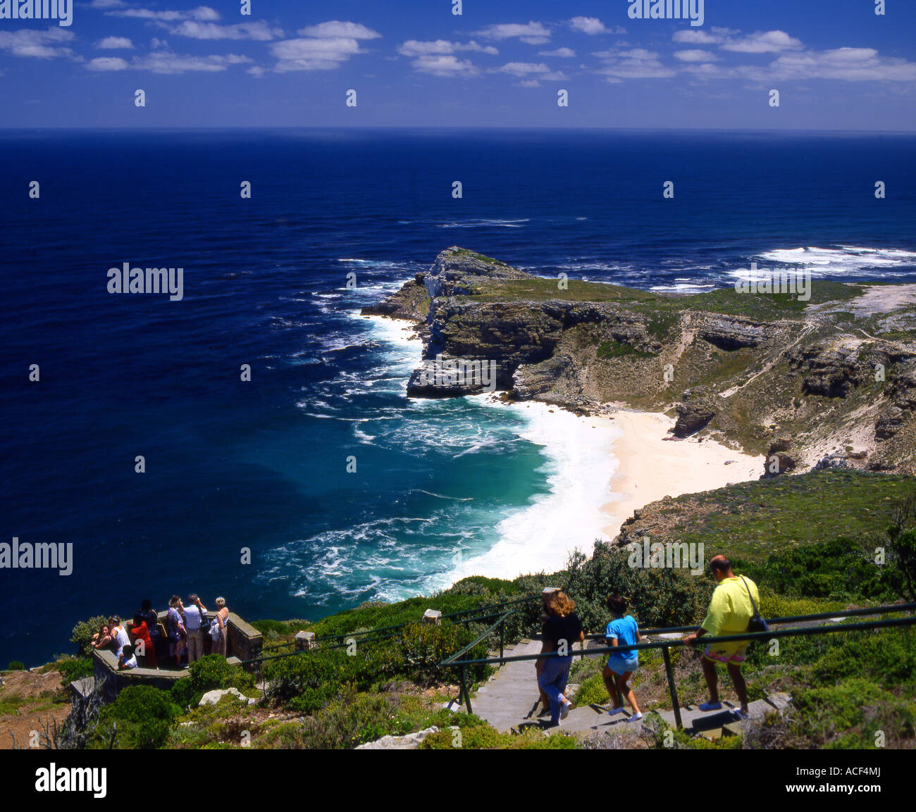 Les touristes à marcher vers un belvédère au-dessus de la plage de Dias avec le Cap de Bonne Espérance sur la péninsule du Cap. Banque D'Images