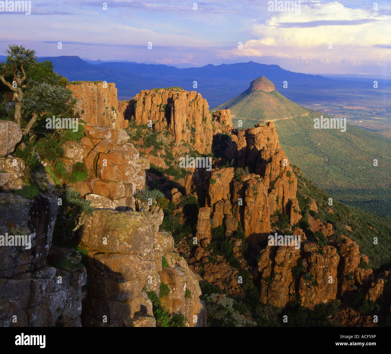 Une vue sur des falaises rocheuses (pinnacles dolérite) et une inselbeg dans la vallée de la désolation dans le Karoo, près de Graaf Reinet. Banque D'Images