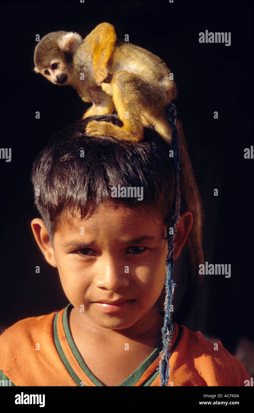 Portrait d'un jeune garçon paysan avec son singe sur sa tête Totaizal la Bolivie Banque D'Images