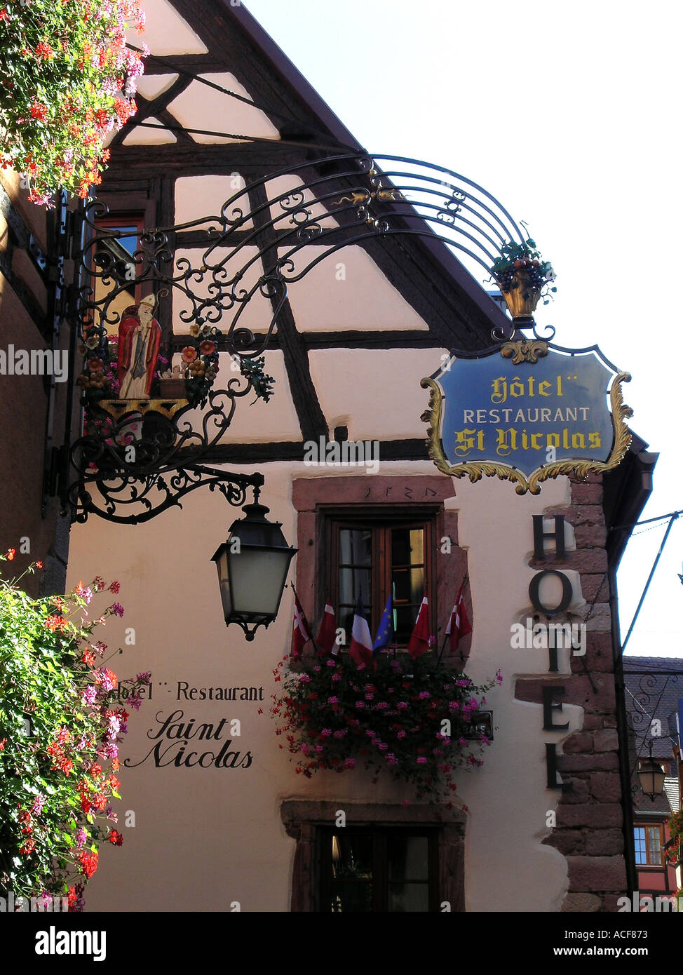 Signer pour St Nicholas hotel restaurant en ville fortifiée de Riquwwihr Alsace France Banque D'Images