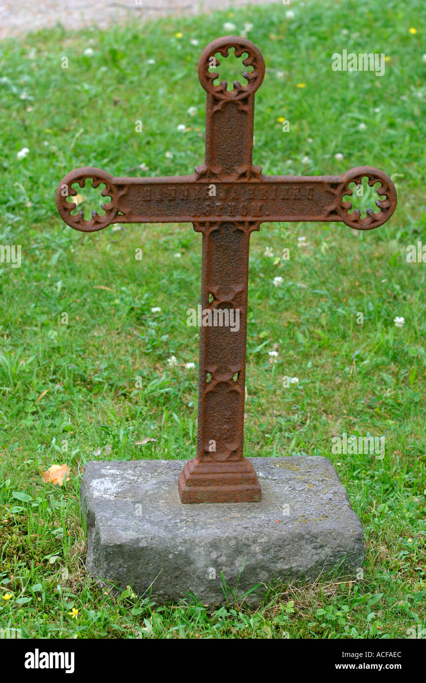 Ancienne croix en fonte à la cimentary , Finlande Photo Stock - Alamy
